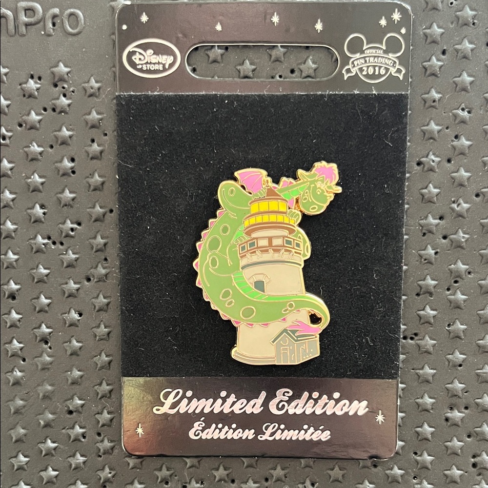 Disney Store Pete’s Dragon Elliott on Lighthouse LE 500 pin (Msc-65)